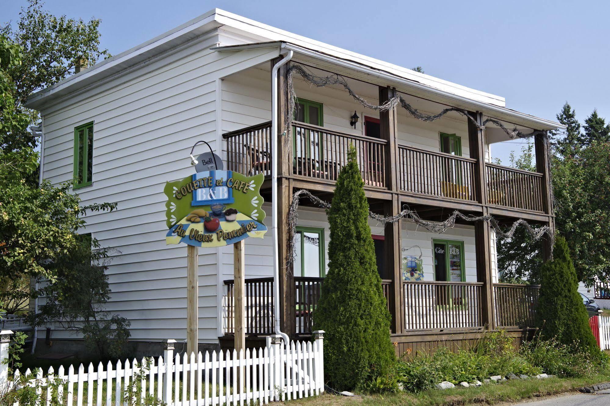 Gite Au Vieux Pommier Tadoussac Exterior photo